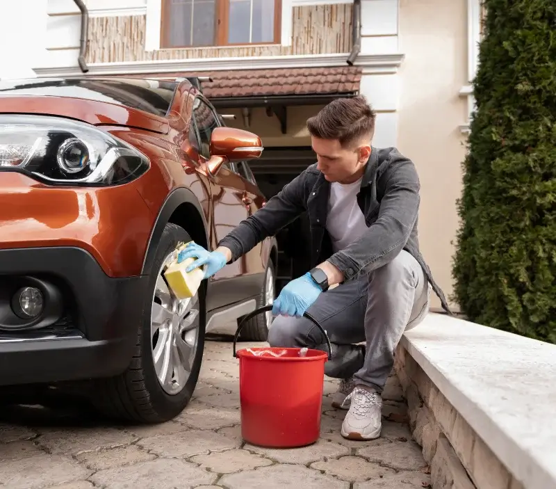Lavage auto à domicile Navailles-Angos : professionnel intervenant sur un véhicule